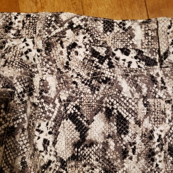 NWT - Snakeskin print jeans Size 25 - Picture 5 of 6